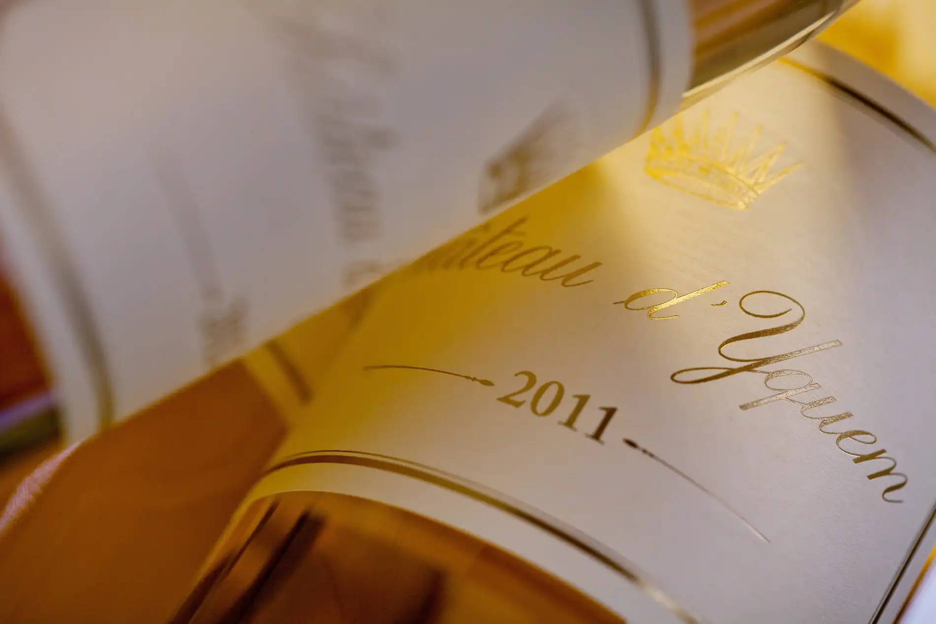 Bouteille de vin millésimé 2011 servie au restaurant La Table de Trois à Bordeaux