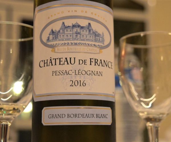 Bouteille de vin rouge Château de France millésime 2016 servie au restaurant La Table de Trois à Bordeaux