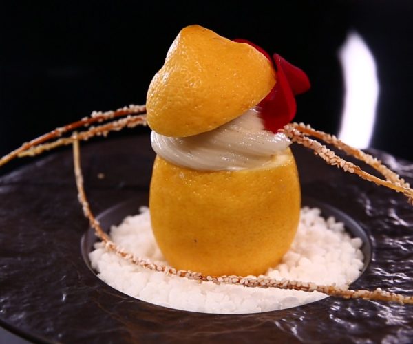 Dessert au citron coupé en deux, garni d’une crème légère et onctueuse, servi au restaurant La Table de Trois à Bordeaux