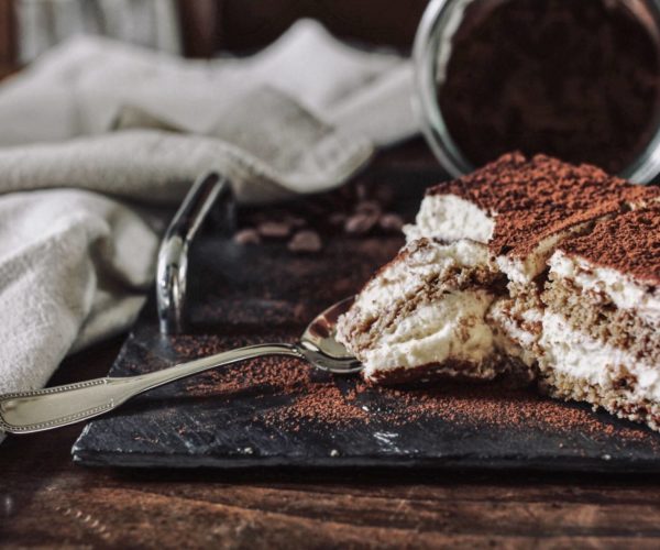 Dessert crémeux au cacao façon tiramisu, servi au restaurant La Table de Trois à Bordeaux