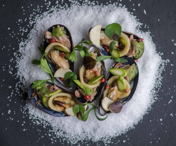 Huître fraîche servie avec salade verte croquante au restaurant La Table de Trois à Bordeaux