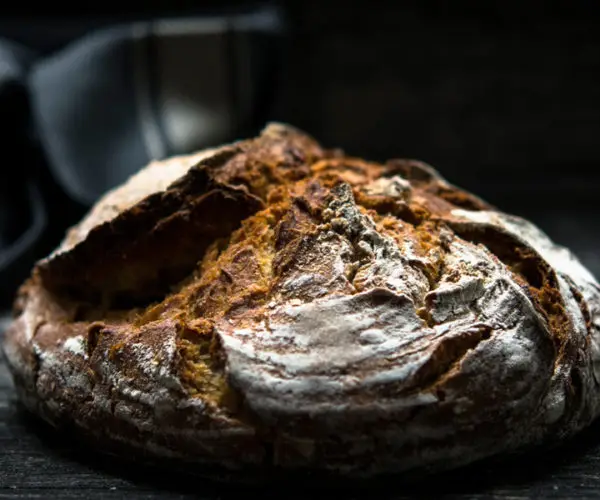 Pain bien cuit au restaurant la Table de Trois à Bordeaux