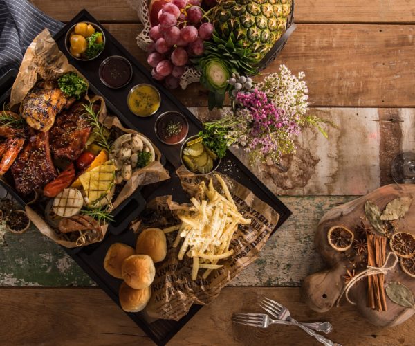 Planche colorée de crudités et fruits frais servie au restaurant La Table de Trois à Bordeaux