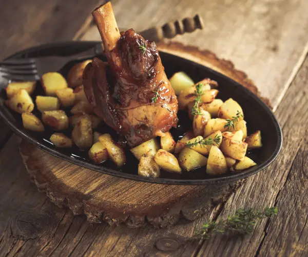 Plat gourmand de viande accompagnée de pommes de terre fondantes, servi au restaurant La Table de Trois à Bordeaux