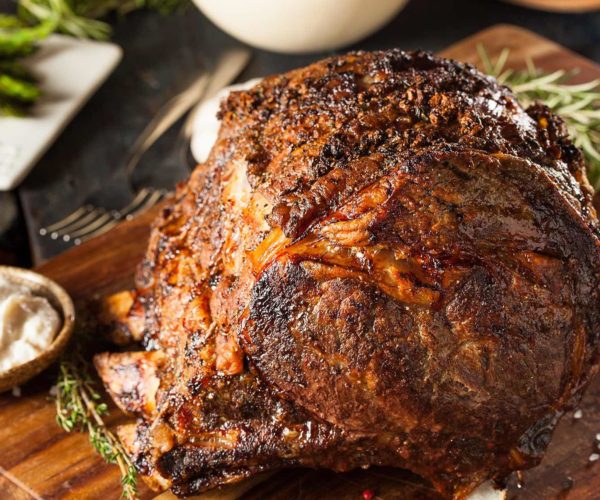 Plat de viande rôtie servi chaud avec jus réduit au restaurant La Table de Trois à Bordeaux