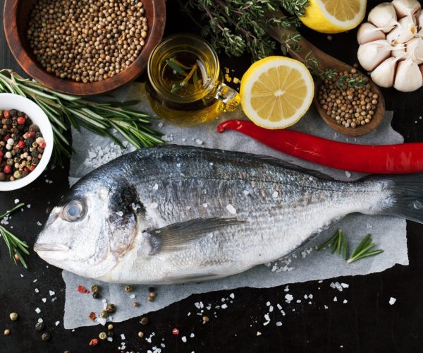 Poisson entier rôti aux épices et piment, préparé au restaurant La Table de Trois à Bordeaux