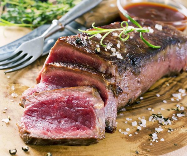 Viande rouge grillée au feu de bois, servie saignante au restaurant La Table de Trois à Bordeaux